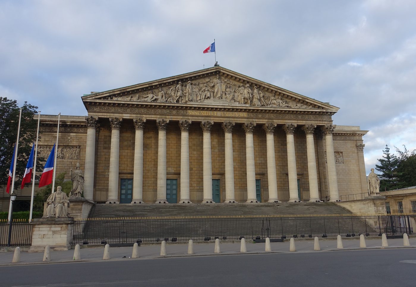 Façade du Palais Bourbon, siège de l'Assemblée nationale, avec le drapeau français