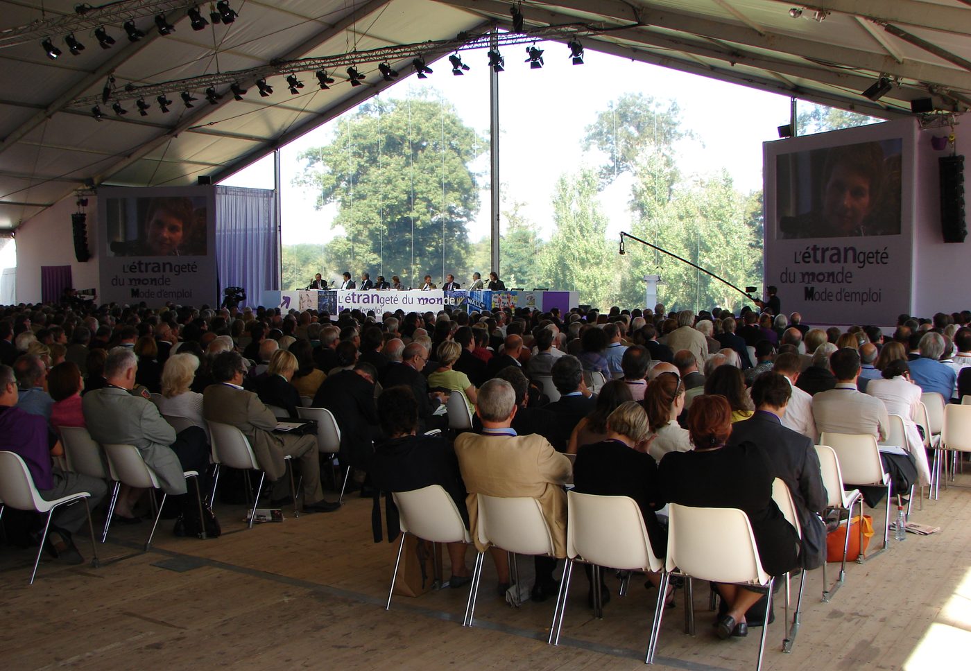 Séance plénière d'une université d'été du Medef, le public face à la tribune